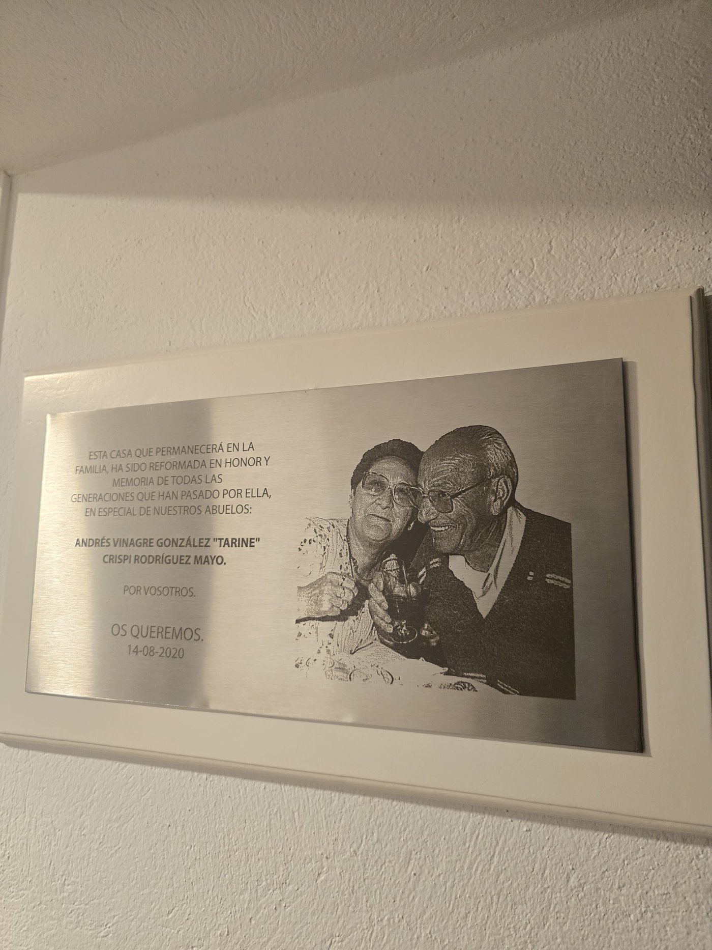 Placa en honor a los abuelos de David